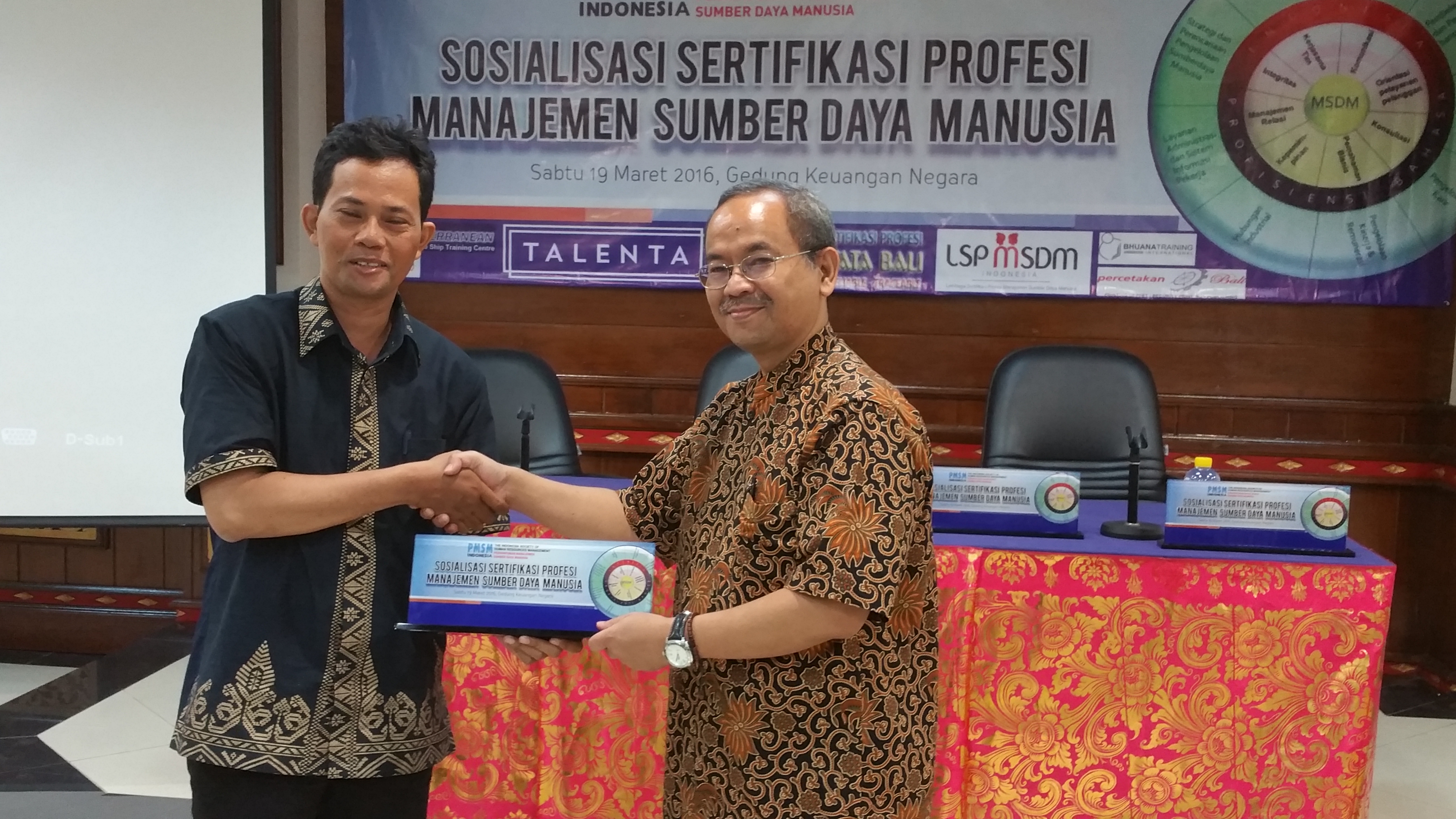 Pak Toto menerima memento PMSM Bali 19May2016